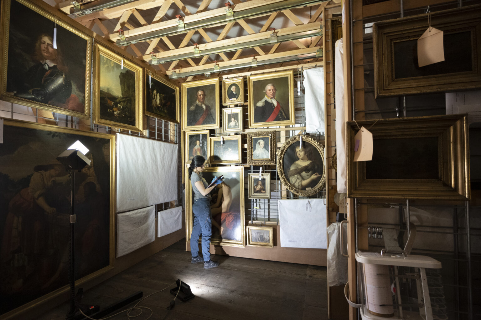 Natalia Borda Lozano von - Atelier Por la Borda - Restaurierung und Konservierung - Restauratorin für Gemälde und Skulptur in Hannover bei der Inventarisierung, Depotverwaltung und Datenbankpflege im Depot